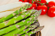 Grüner und weißer Spargel