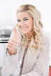 Junge blonde Frau hat Spaß an der Arbeit
