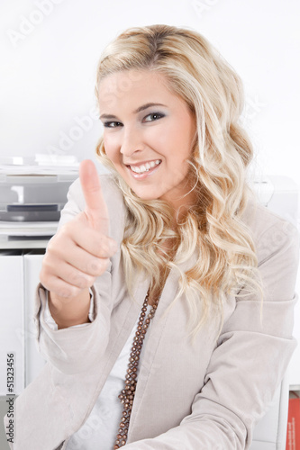 Photo: Junge blonde Frau hat Spaß an der Arbeit Junge blonde Frau hat Spaß an der Arbeit