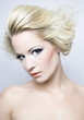 attraktive junge blonde Frau