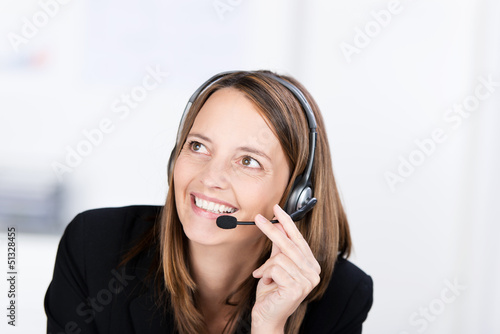 Photo: geschäftsfrau telefoniert mit headset geschäftsfrau telefoniert mit headset