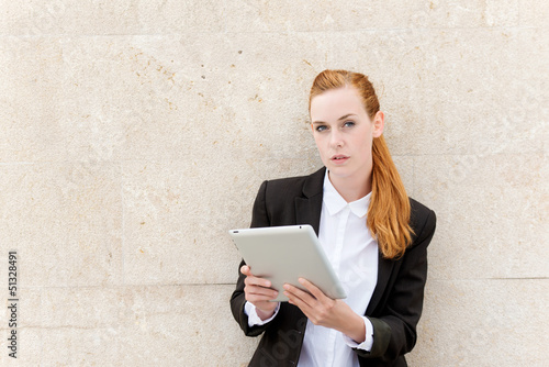 Photo: attraktive frau mit tablet attraktive frau mit tablet