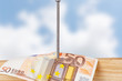 Money, nail and wood board sympolisieren construction costs