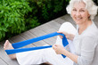 Sportliche Seniorin beim Workout mit Gymnastikband
