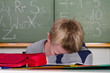 schüler schläft im unterricht