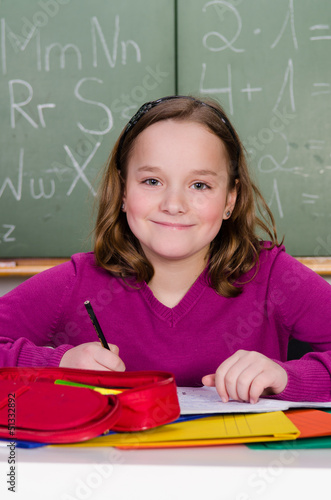 Photo: fleißiges schulmädchen fleißiges schulmädchen