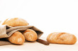 roggen brötchen mit leinen tuch und altem brotmesser