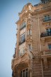 immeuble parisien en coin avec balcons