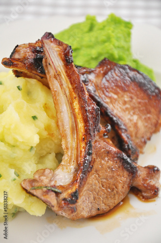 Photo: Lammkotelett mit Erbsenbrei und Kartoffeln Lammkotelett mit Erbsenbrei und Kartoffeln