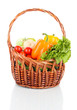 Foto: Fresh vegetables in wicker basket isolated on white Fresh vegetables in wicker basket isolated on white