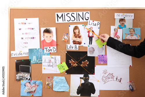 Photo: Detective investigating abduction of children Detective investigating abduction of children
