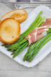Spargel mit Parmaschinken und Croutons
