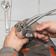 Foto: Plumber work, fixing water tap in a bathroom Plumber work, fixing water tap in a bathroom