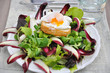 Salat mit pochiertem Ei