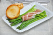 Spargel mit Parmaschinken und Croutons