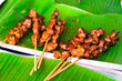 Foto: Traditional Thai food at market. Delicious spicy grilled chicken Traditional Thai food at market. Delicious spicy grilled chicken
