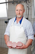 metzger zeigt fleisch