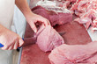 metzger zerlegt fleisch