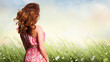 junge Frau vor Sommerwiese