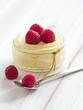 Vanillecremespeise mit frischen Himbeeren
