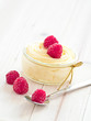 Vanillecremespeise mit frischen Himbeeren