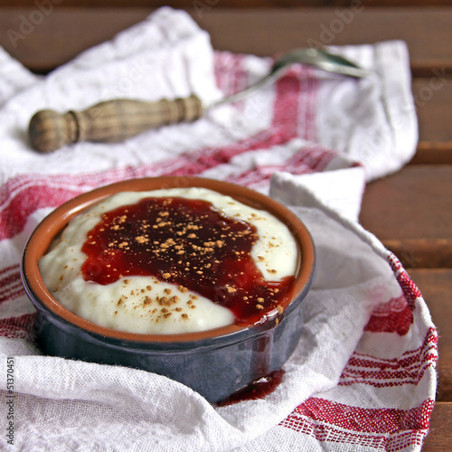 Photo: milchreis mit kirschsauce und zimt milchreis mit kirschsauce und zimt