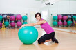 frau trainiert mit gymnastikball