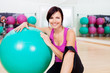 frau mit gymnastikball im fitnessstudio