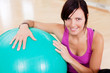 sportliche frau mit gymnastikball
