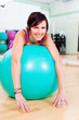 frau trainiert mit ball