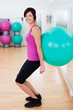 frau trainiert mit gymnastikball
