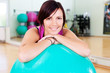 zufriedene frau im fitnessstudio