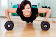 starke frau trainiert im fitnessstudio