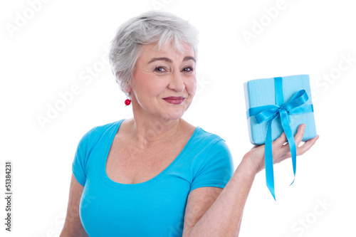 Photo: Ältere Frau mit einem Geschenk zum Muttertag Ältere Frau mit einem Geschenk zum Muttertag