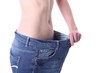 Junge Frau in zu großer Jeans