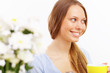 Foto: Beautiful young woman drinking tea Beautiful young woman drinking tea