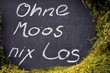 Spruch "Ohne Moos" nichts los auf Tafel mit Moos
