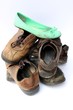 Haufen Herrenschuhe und Damenschuh alt