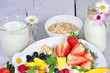 Gesunder Start in den Tag: Milch und Früchte