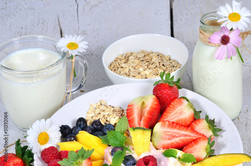 Photo: Gesunder Start in den Tag: Milch und Früchte Gesunder Start in den Tag: Milch und Früchte