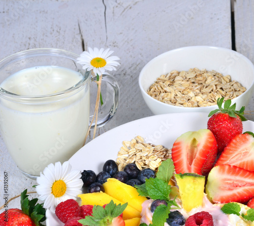Photo: Guten Morgen: Früchte, Milch, Joghurt und Haferflocken Guten Morgen: Früchte, Milch, Joghurt und Haferflocken