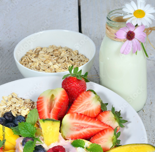 Photo: Guten Morgen: Gesundes Frühstück mit Milch und Früchten Guten Morgen: Gesundes Frühstück mit Milch und Früchten
