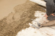 mason smooth the cement screed, maçon chape ciment