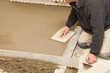 mason smooth the cement screed, maçon chape ciment