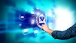 Mann drückt virtuelles E-Mail-Symbol