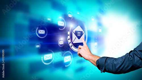 Photo: Mann drückt virtuelles E-Mail-Symbol Mann drückt virtuelles E-Mail-Symbol