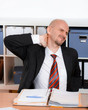 verspannter mann bei der Arbeit