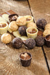 Foto: chocolates and chocolate in a basket on a wooden table chocolates and chocolate in a basket on a wooden table