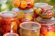 tomaten, paprika und gurken in einmachgläsern