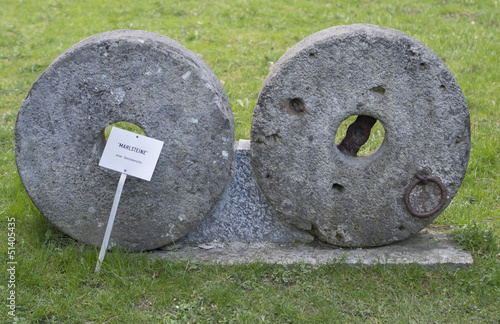 Photo: Schwere Mühlsteine im Heimatmuseum Schwere Mühlsteine im Heimatmuseum